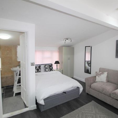 Studio 2 Min Walk To Upton Park Station Londra Esterno foto