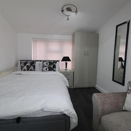 Studio 2 Min Walk To Upton Park Station Londra Esterno foto