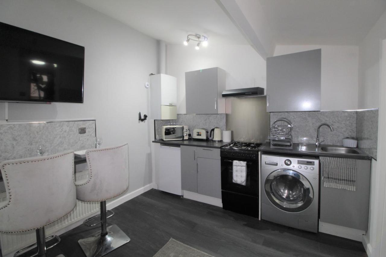 Studio 2 Min Walk To Upton Park Station Londra Esterno foto