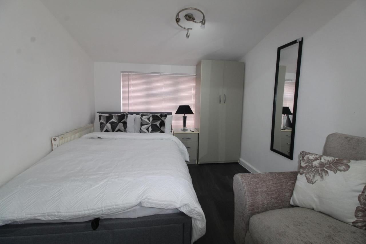 Studio 2 Min Walk To Upton Park Station Londra Esterno foto