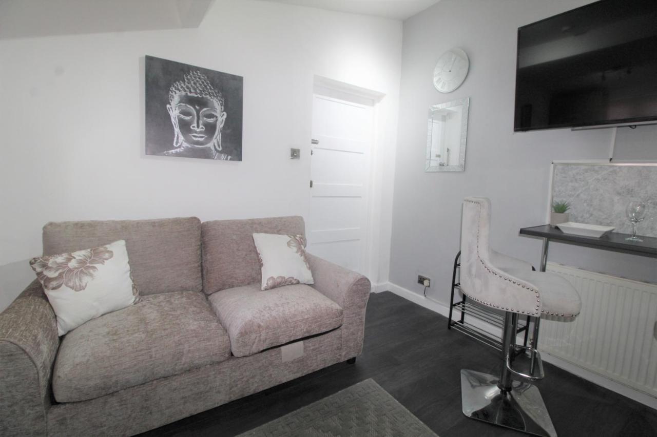 Studio 2 Min Walk To Upton Park Station Londra Esterno foto